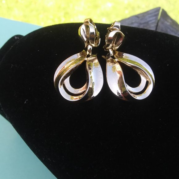 Vintage Crown Trifari gold tone clip dangle earrings - Picture 8 of 16